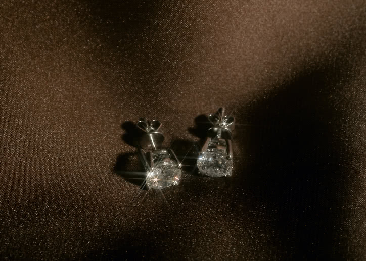 Diamantörhängen med fyra klor i 18K Vitguld från VANBRUUN
